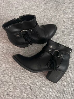 american eagle black zip booties
